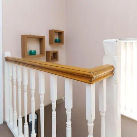 Oakwood House Detached In South Leeds *